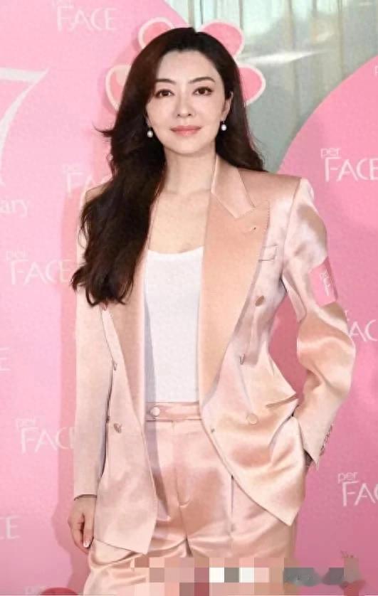 超模气场！熊黛林粉色西装亮相 Perface 周年庆，优雅韵味十足