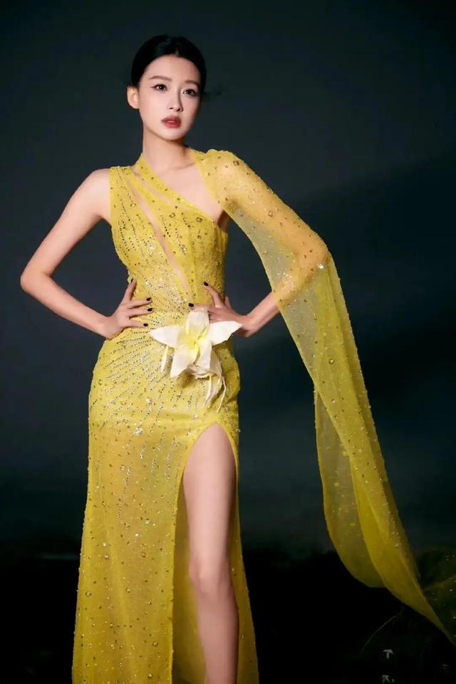 31岁孙怡穿淡黄长裙展示完美身材,优雅迷人!