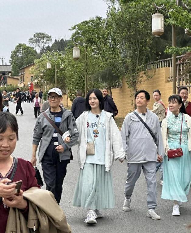 43岁谢娜回四川老家，受乡亲们夹道欢迎，爹妈看似平庸却大有来头