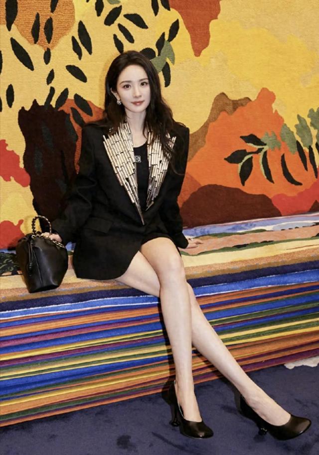 杨幂Loewe线下活动，幂姐的比例好绝，腿长两米八
