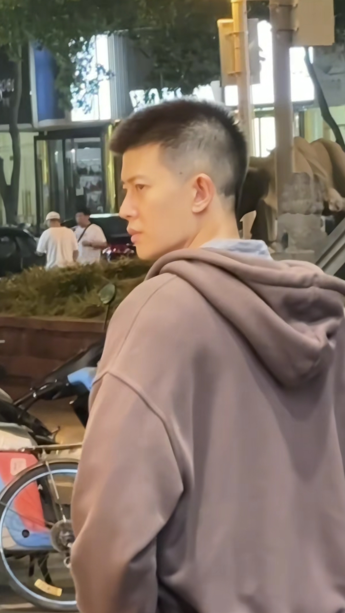 任嘉伦拍戏被偶遇，网友夸其很帅超绝头骨超绝下颌线，羡慕网友了