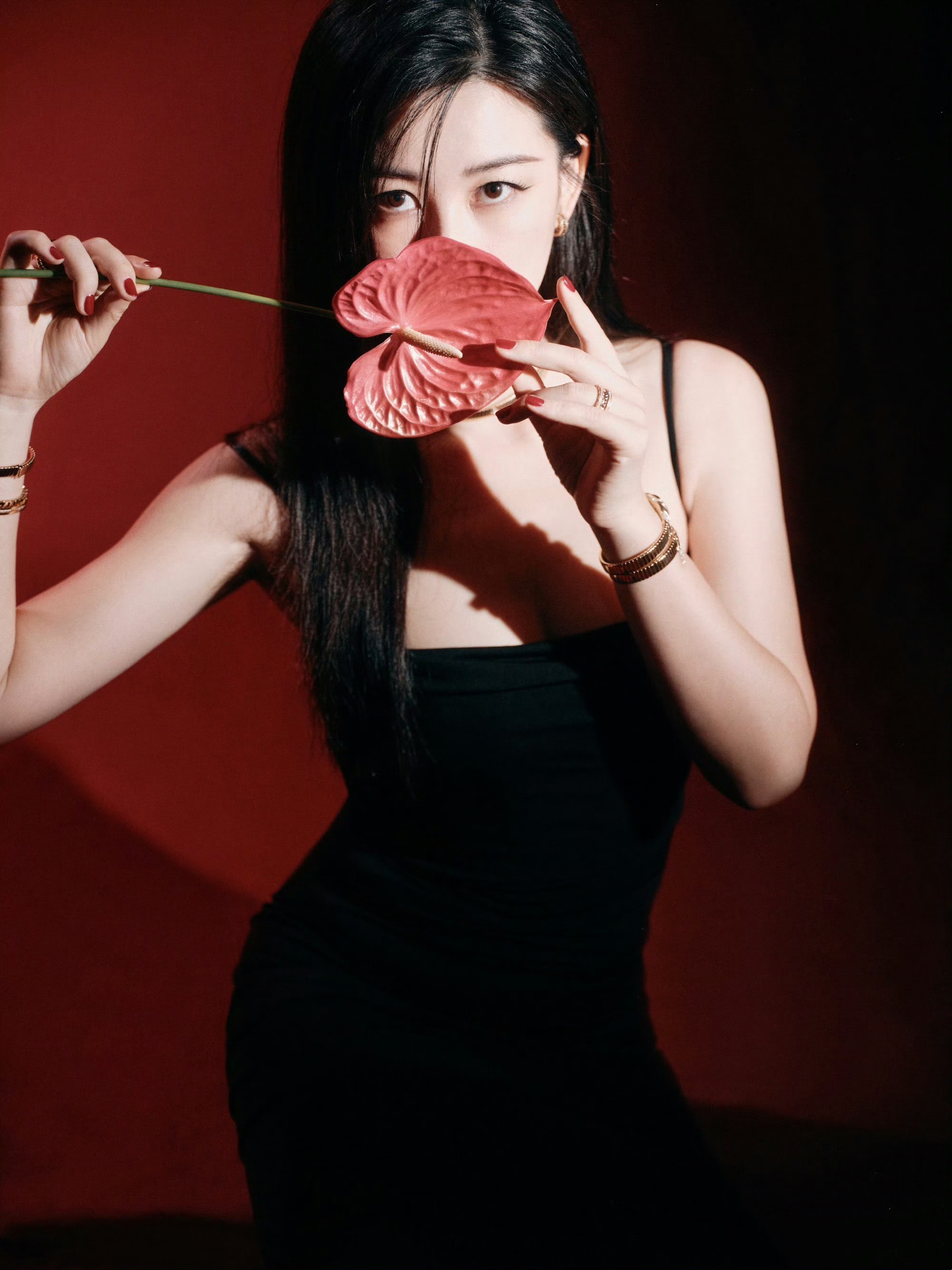 朱珠，红唇黑裙，松弛利落，微醺的优雅 ???