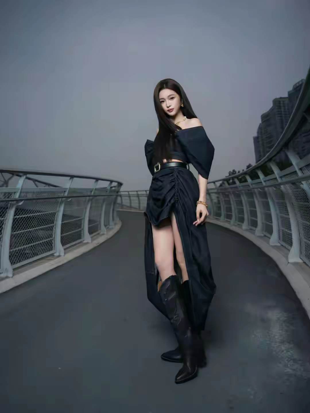 吴宣仪黑裙美腿造型,御姐气场全开,这大长腿谁看不迷糊?