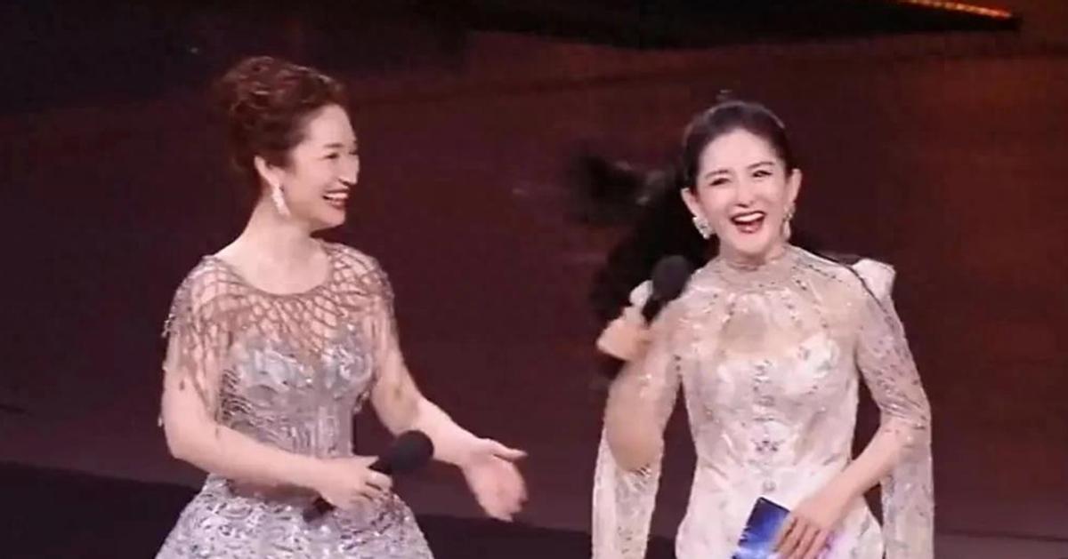 央视这一晚，44岁谢娜被33岁蓝羽秒了，原来女性的气场与年龄无关