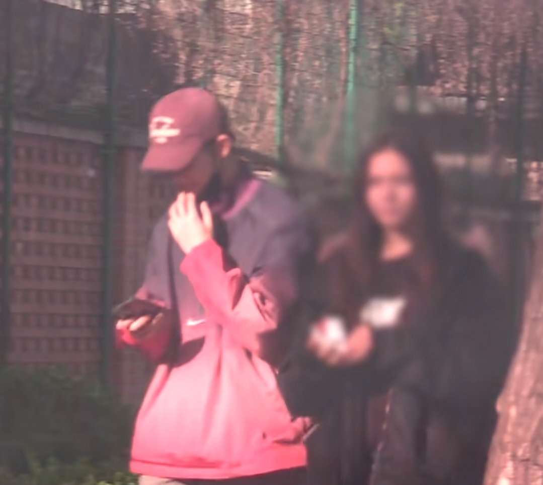 19岁男星荣梓杉被曝出轨打人后，有网友下场锤他，时间地点对上了