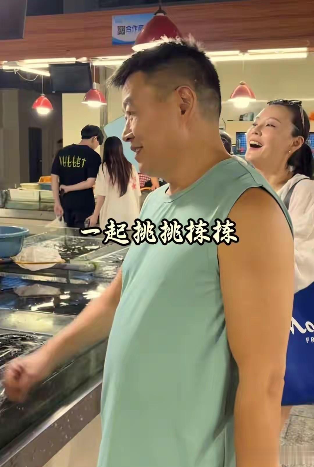 梁爱琪丁克生活太惬意，陪老公逛菜场、做满桌菜，甜蜜藏不住