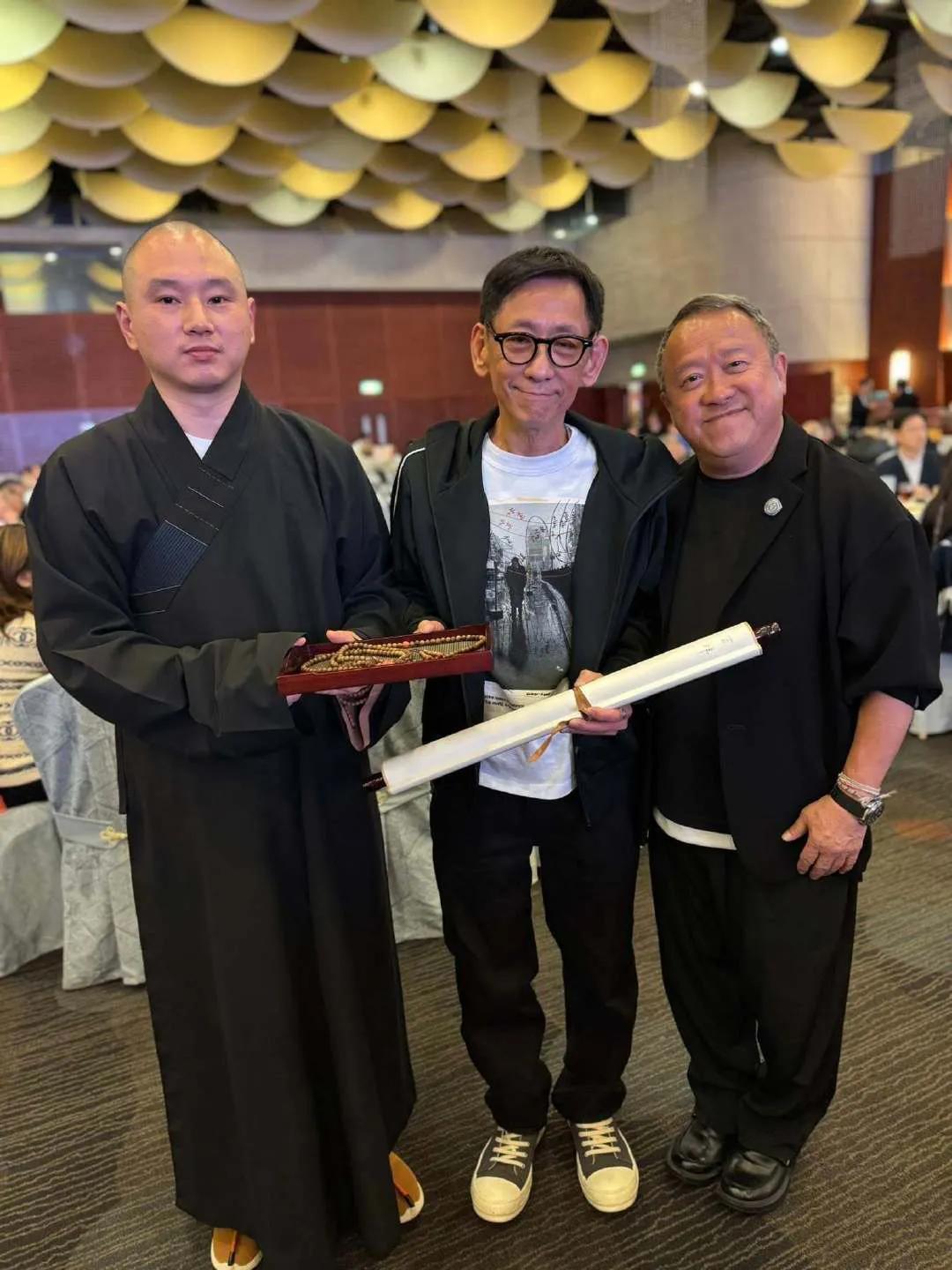 曾志伟到杭州寺庙修行,穿着僧服虔诚祷告,身后跟着一位黄发女子