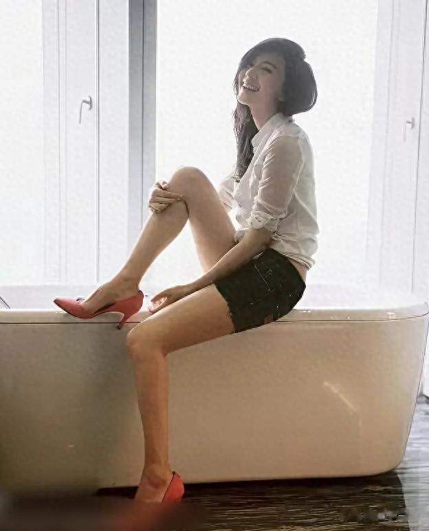 高圆圆坐在浴缸拍照，关键是换了三双高跟鞋分别是红色黑色和白色