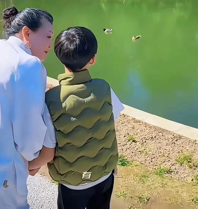 箖箖陪张兰逛公园,走路踮脚让网友想起大S,送马筱梅祝福太催泪