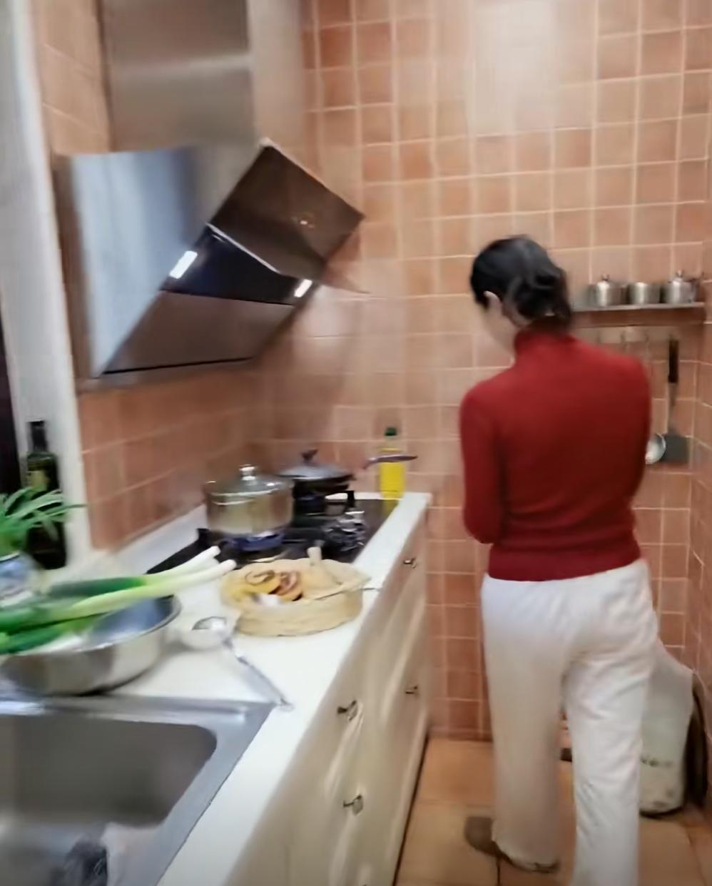 59岁于文华晒北京别墅，上下两层装修雅致，二婚老公年轻帅气