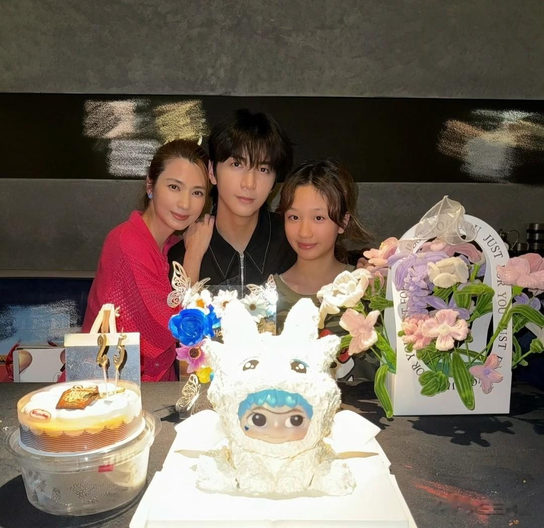 54岁洪欣晒一儿一女，俩孩子下半张脸巨像，都是大鼻子