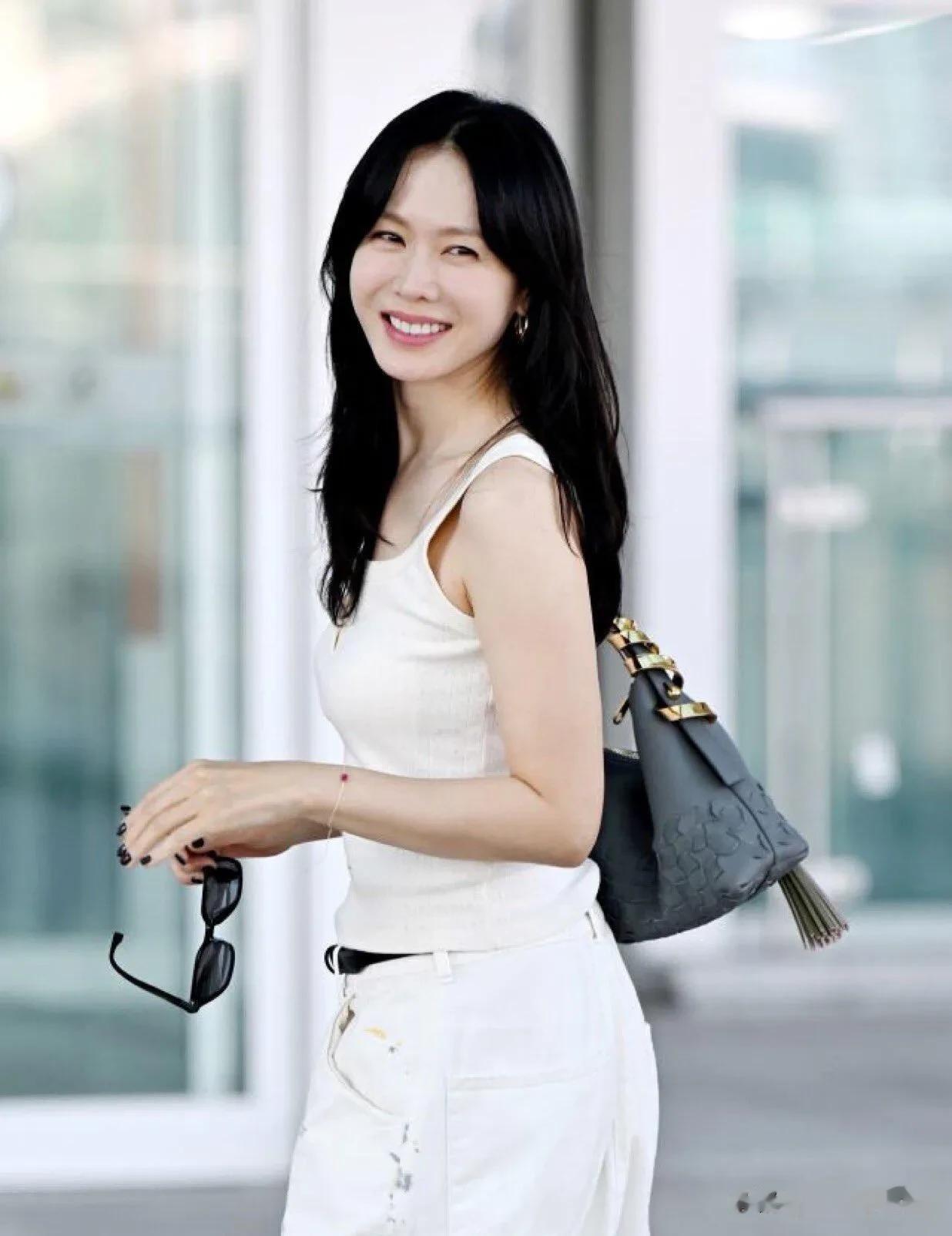 孙艺珍今日出发意大利参加威尼斯电影节，一身白色穿搭又美又飒