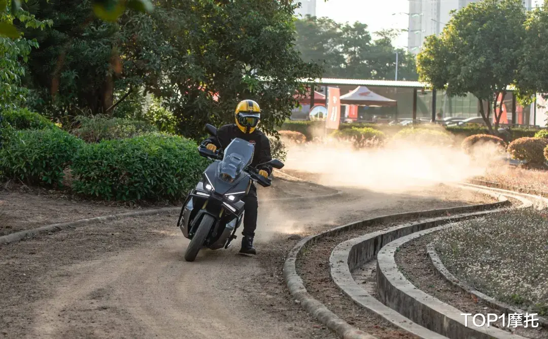 能否平替ADV150，新大洲本田NS150XC试驾，飞坡、滑胎、烂路信手拈来