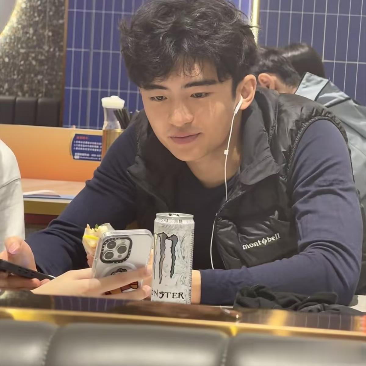 偶遇张柏芝大儿子，身高175cm，长相偏东南亚 和妈妈打电话说英文