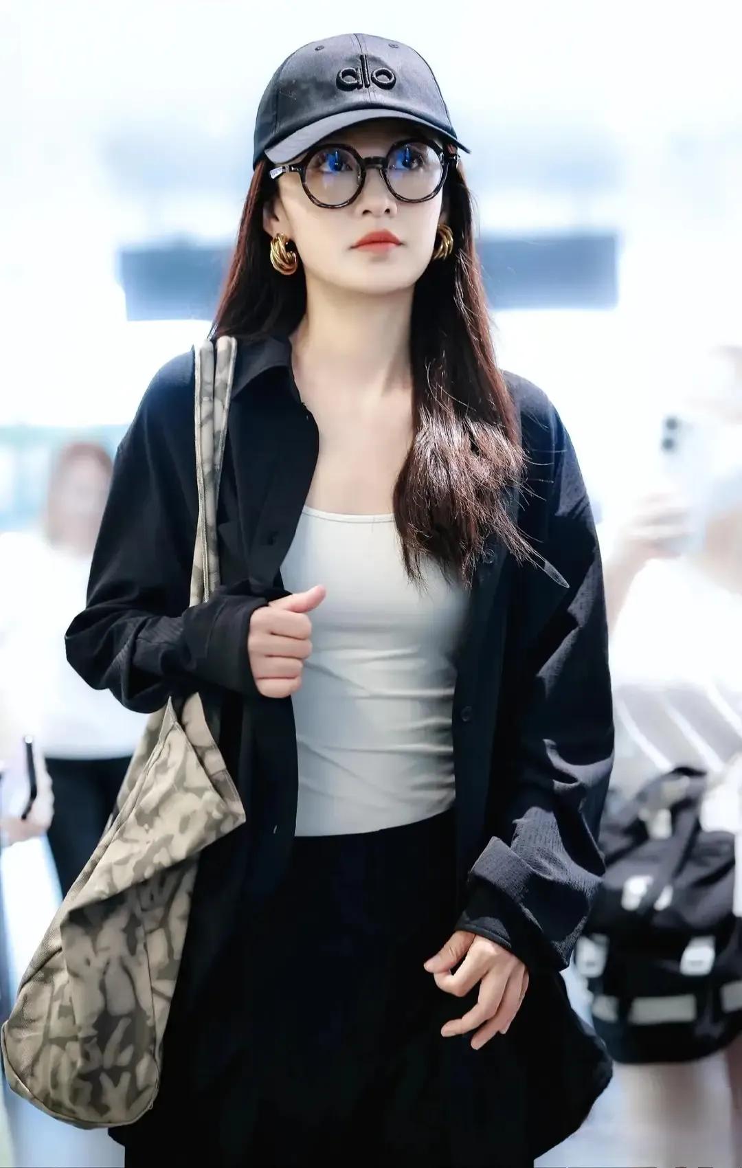 李沁北京机场路透,黑衬衫叠穿白背心,慵懒又时尚