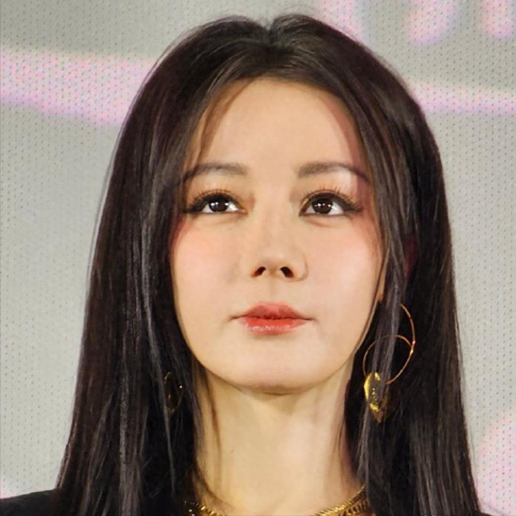 同样是线下，杨紫窄脸小嘴美出新高度，而热巴脸肿僵硬被质疑医美