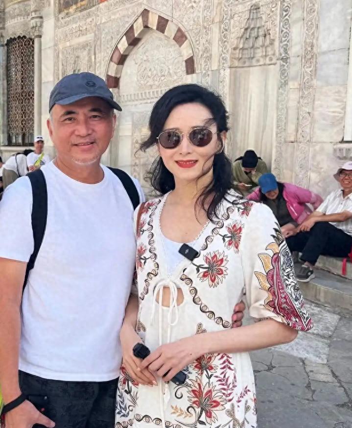 胡静现身娘家农贸市场!打扮朴素似村妇买年货,端着米糕边吃边聊