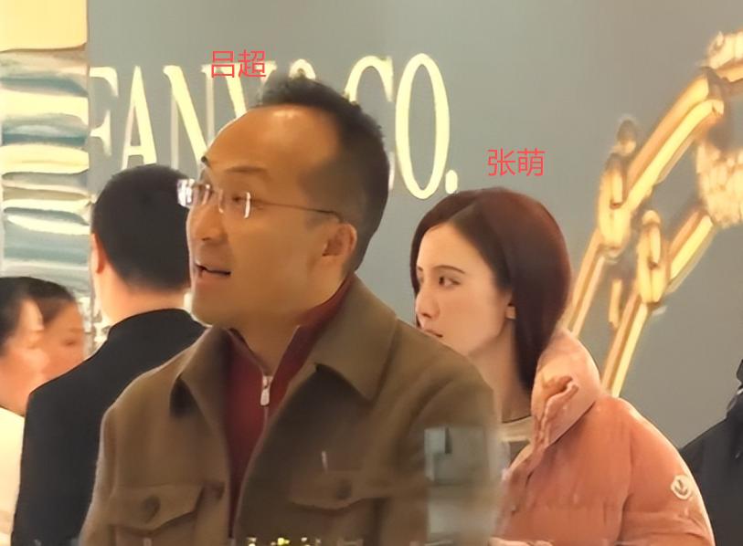 张萌与老公当街拥吻，老公被吐槽有点丑，真实身份不简单是位大佬