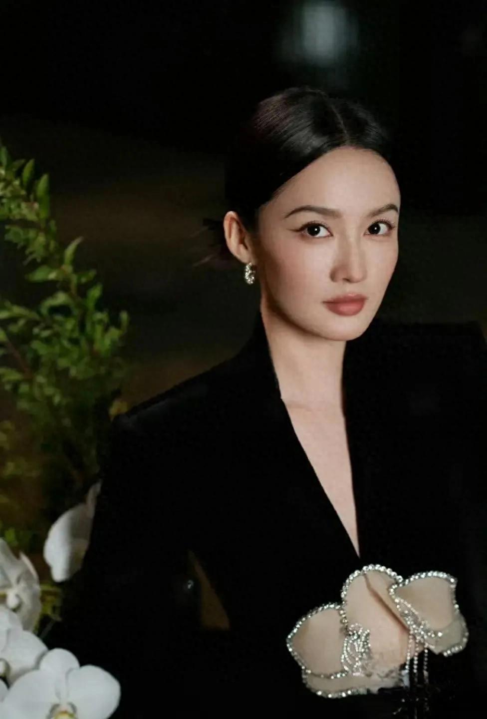 李沁W盛典造型,黑丝绒配花朵镂空设计,中式氛围感绝了