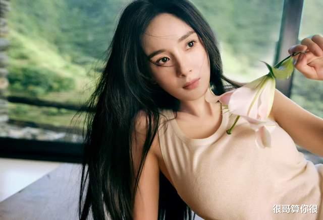 杨幂39岁生辰，众明星营业式送祝福，“好人缘”的人设根本藏不住