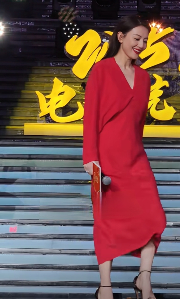 高圆圆一袭红裙亮相活动，45岁的气质优雅到骨子里，这状态绝了