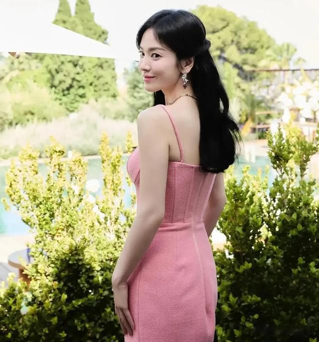 全智贤宋慧乔西班牙出席活动，两人同龄状态不同，全智贤疲惫沧桑