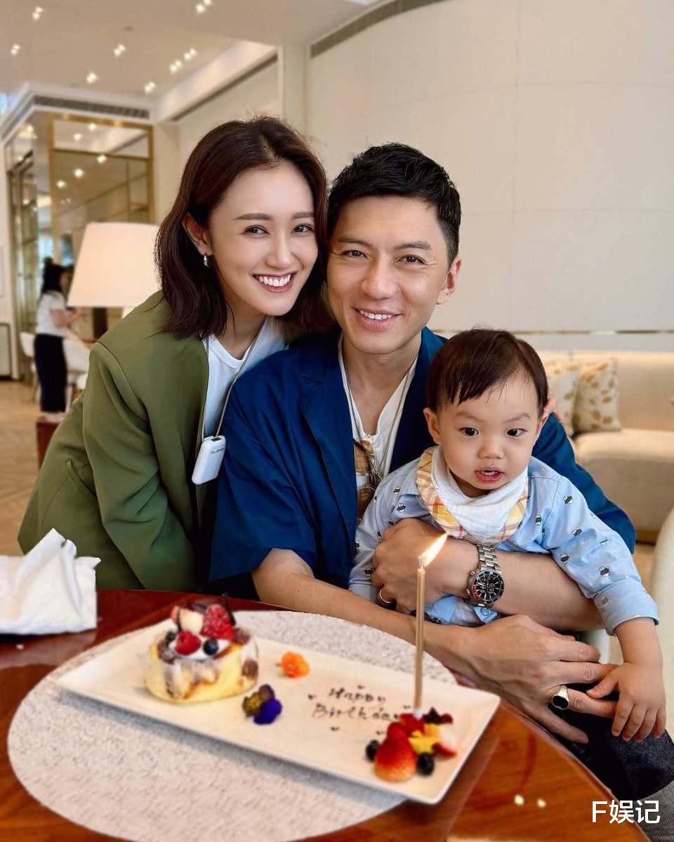 袁伟豪生日与母亲节是同一天 三代同堂一起庆祝而儿子忙着献花