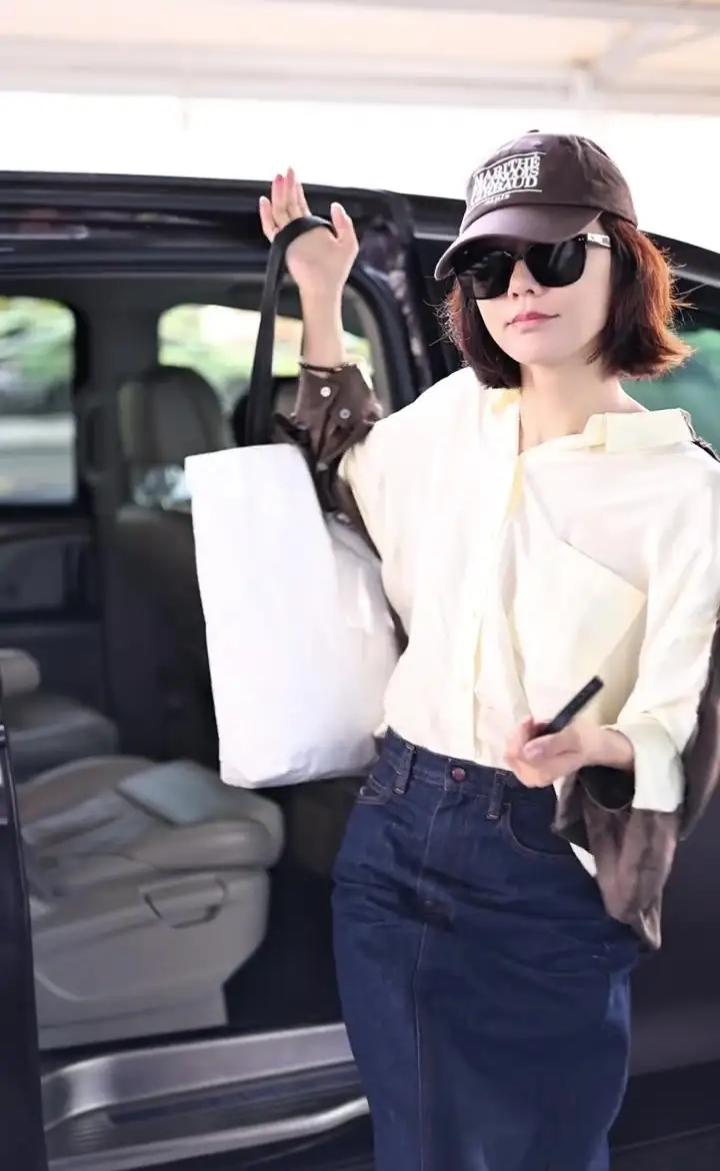 王珞丹现身机场，简约穿搭尽显松弛气质