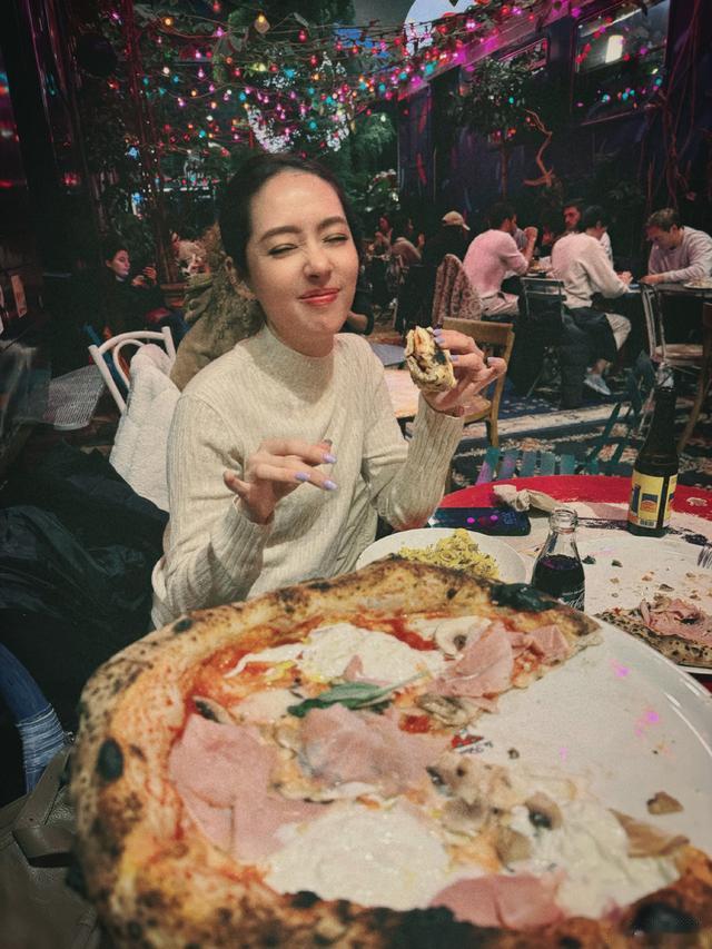 41岁郭碧婷和好友聚餐！穿米色高领毛衣年轻似少女，紫色美甲贵气