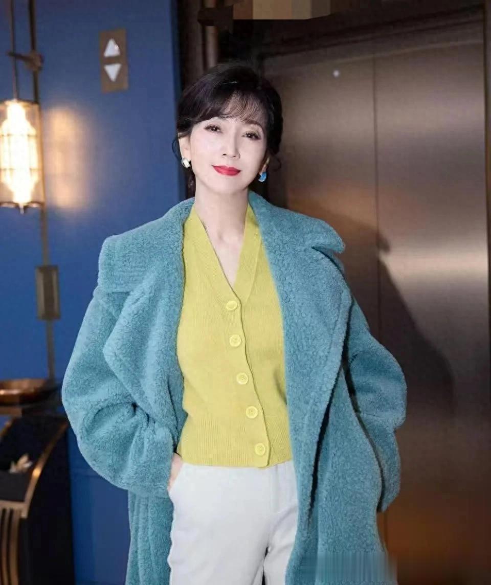 赵雅芝年过60依然时髦！穿蓝色大衣+v领针织衫+直筒裤 洋气又高级