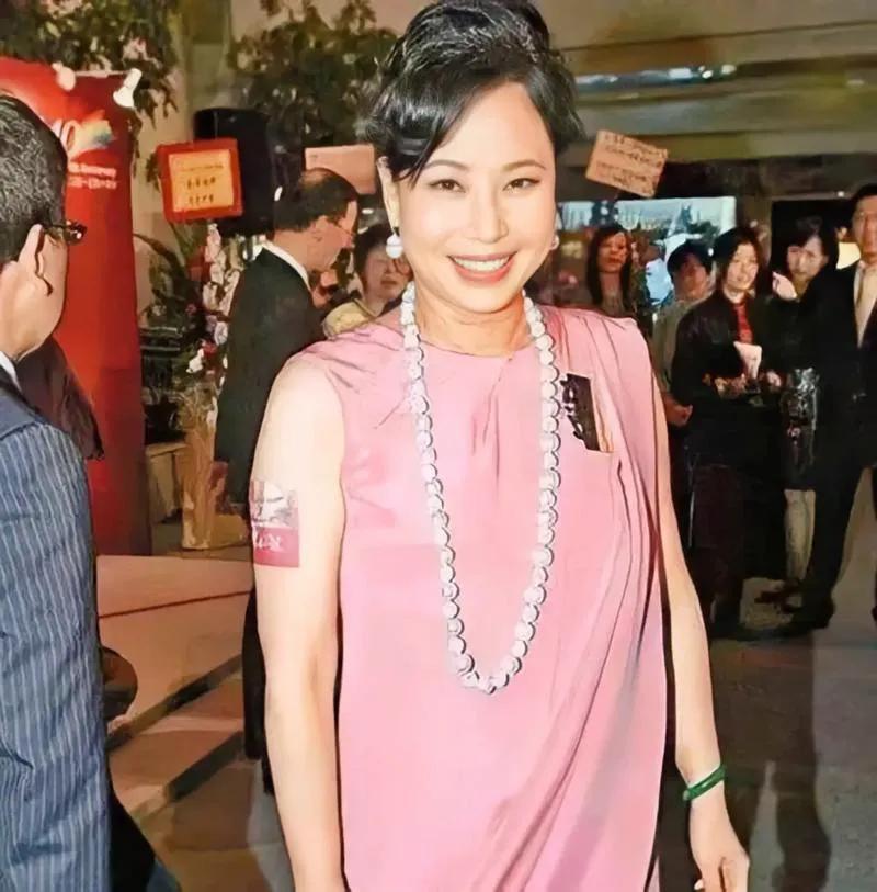 赌王三房儿子何猷启恋情曝光！女友长相甜美，前妻独自抚养俩女儿