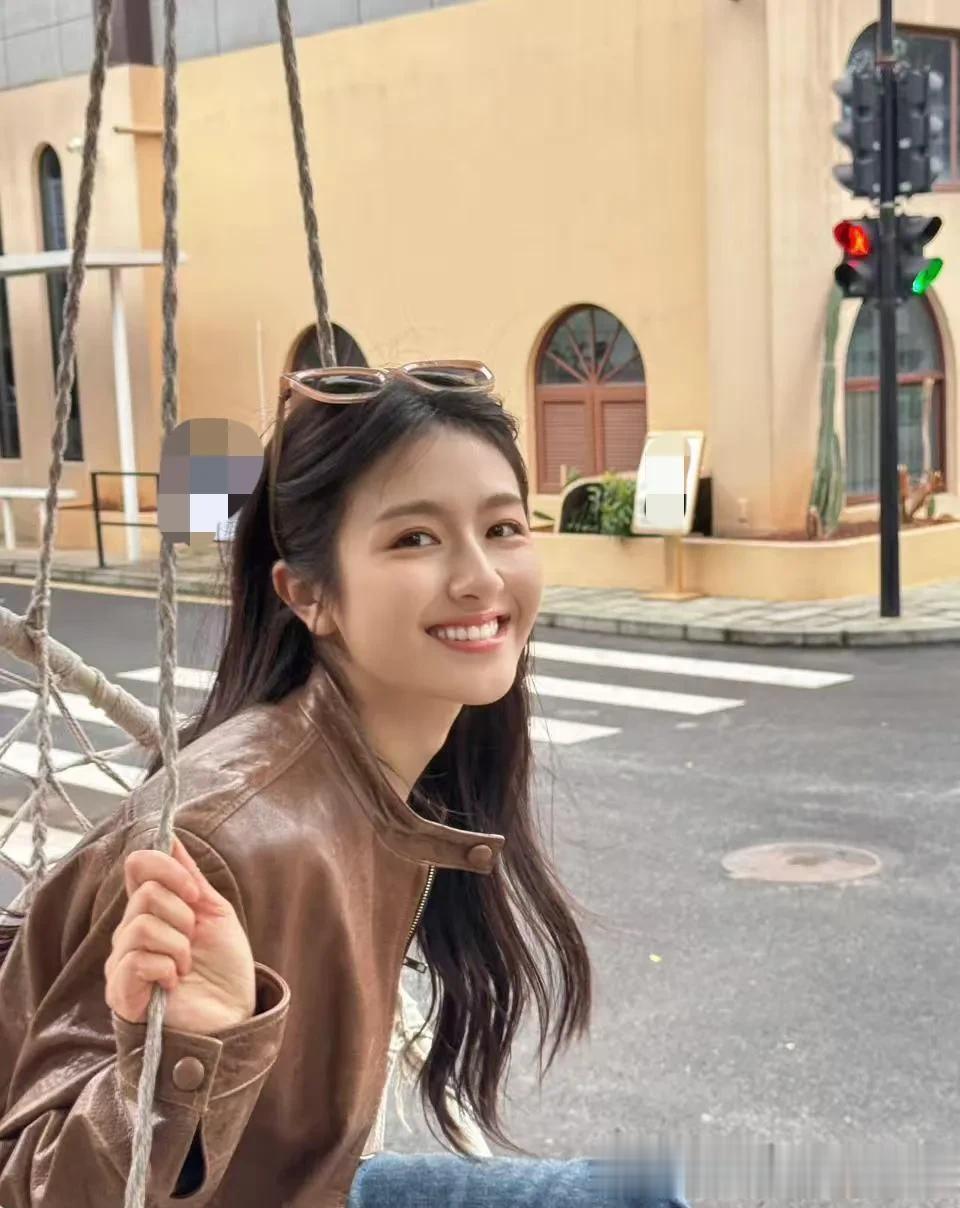 李兰迪私服造型真时髦！穿棕色皮衣+牛仔裤，时髦洋气又减龄！