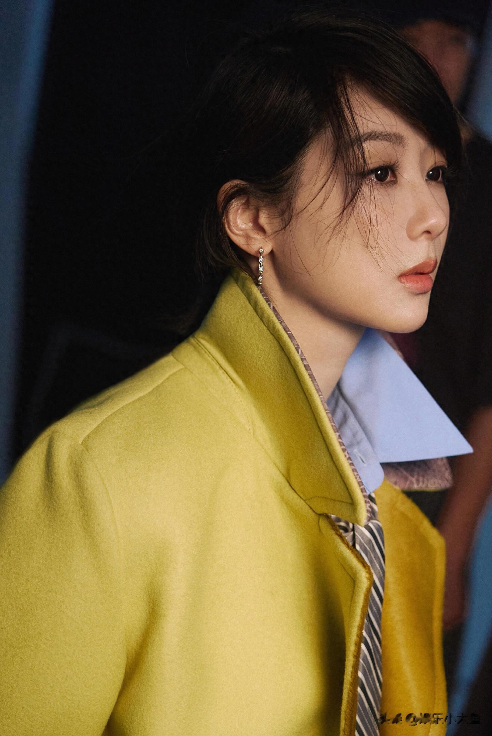 杨紫出镜《W》中文版大片，暖黄大衣叠搭蓝衬衫，表现力直接拉满