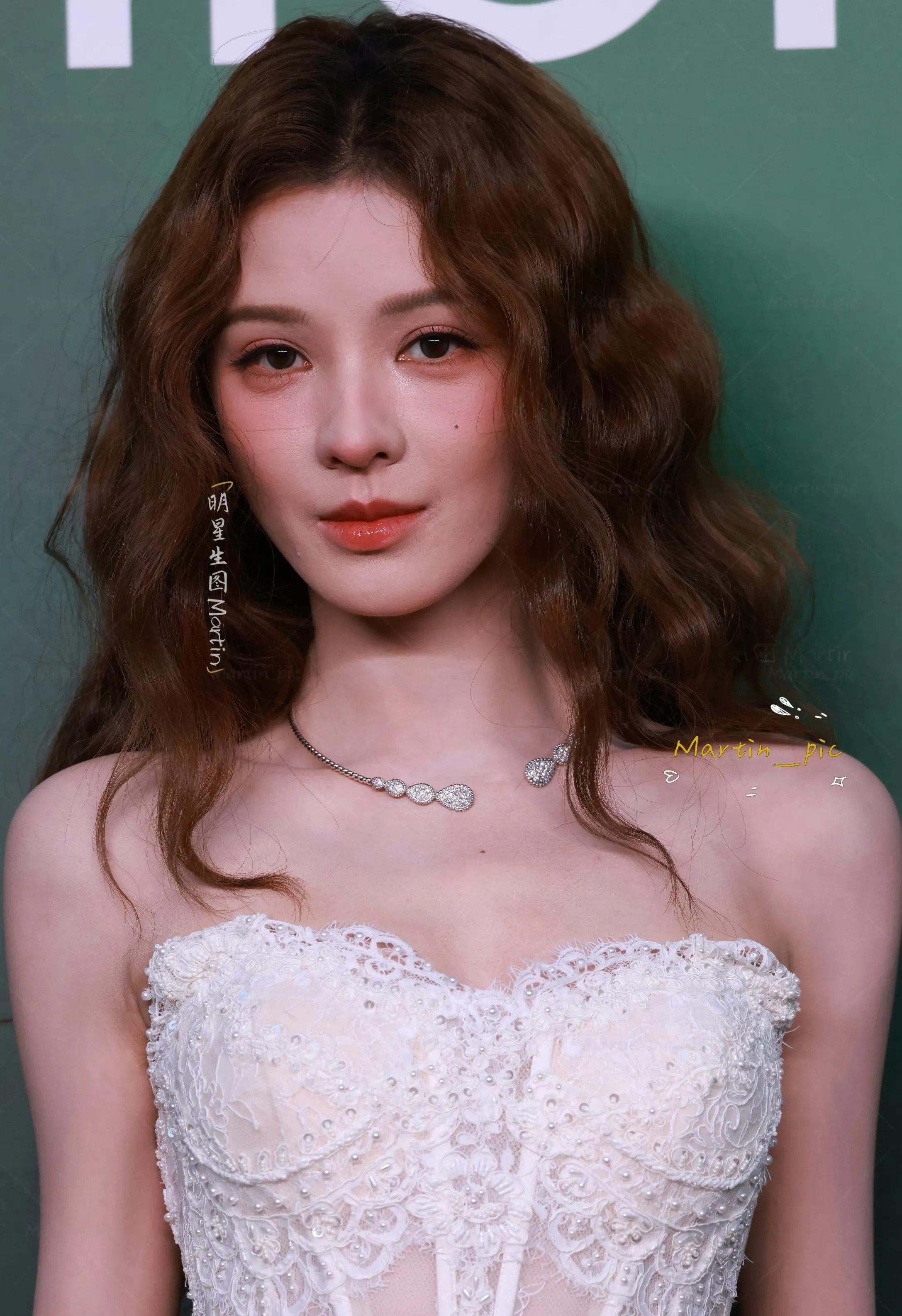 张予曦性感蕾丝抹胸礼服