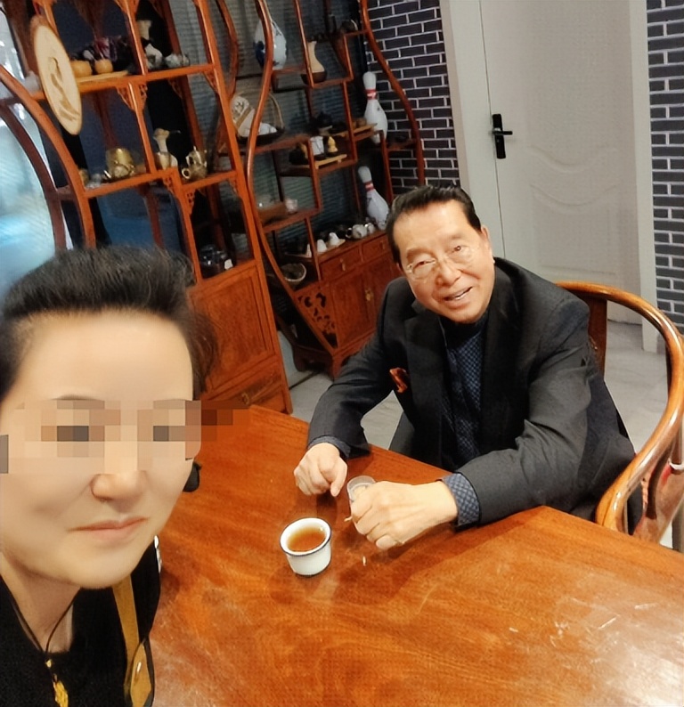 86岁李双江带梦鸽游新疆！两人十指紧扣好恩爱，儿子李天一变低调