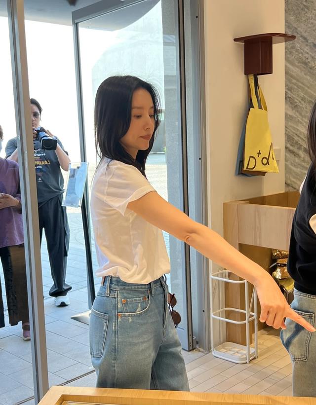 董洁现身河北，为新店卖力招揽做宣传，不笑时嘴角下垂表情好恐怖