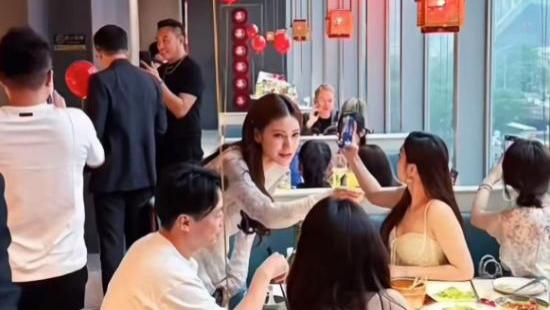 汪小菲马筱梅招待亲友现场照曝光，汪小菲挨桌敬酒，气氛很热闹
