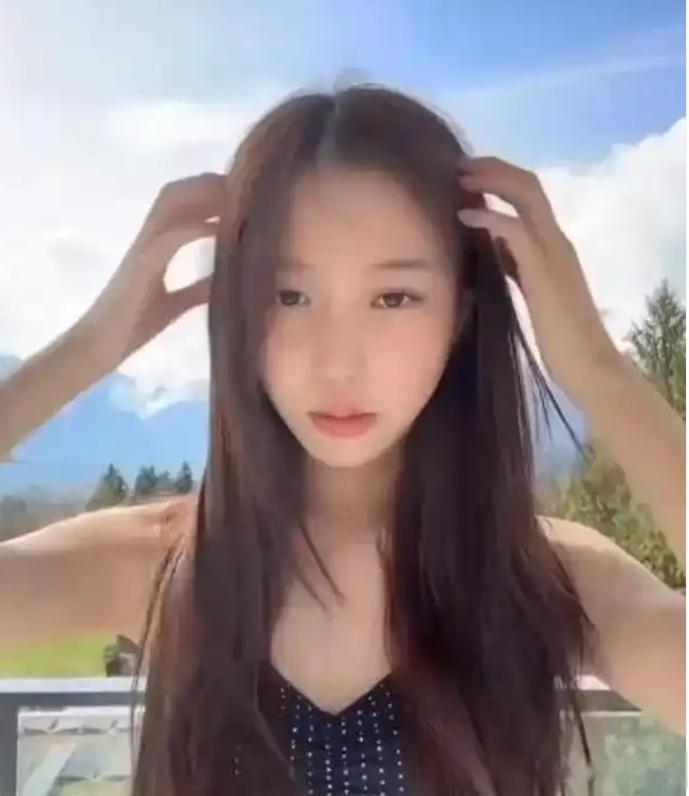 小四月，终是为父母的失败婚姻买单，年仅15岁看起来比母亲还成熟