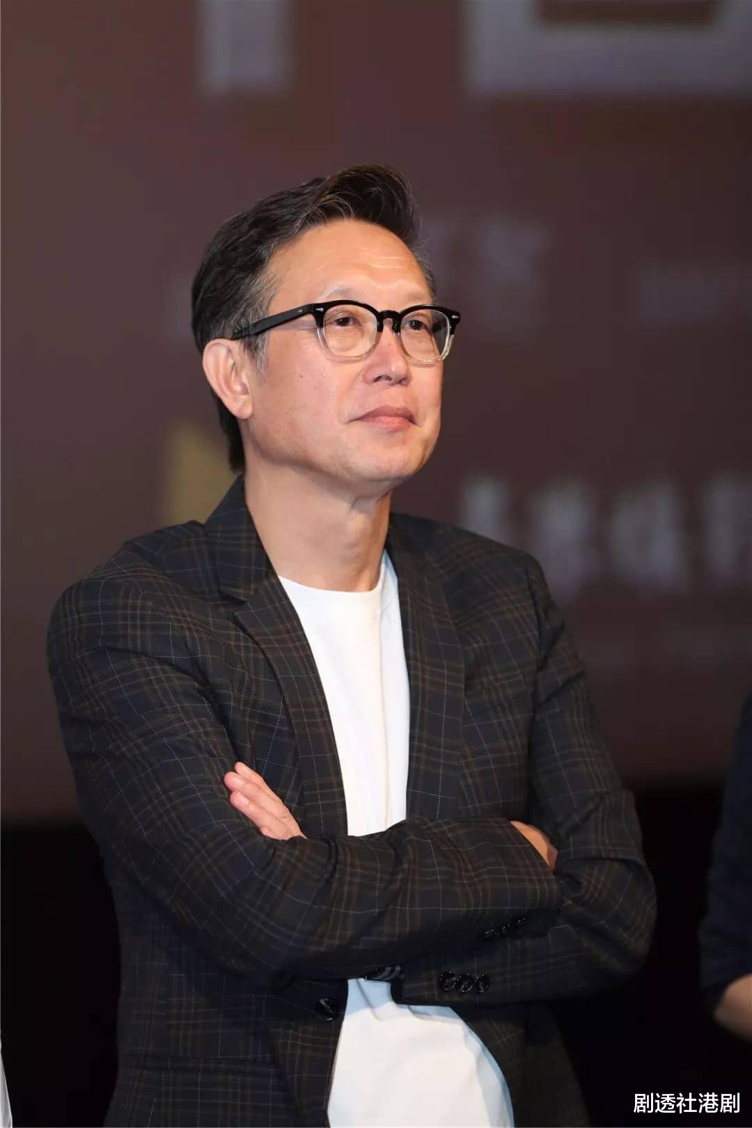 香港知名导演开庆生派对!现场星光熠熠,过百人坐楼梯拍大合照