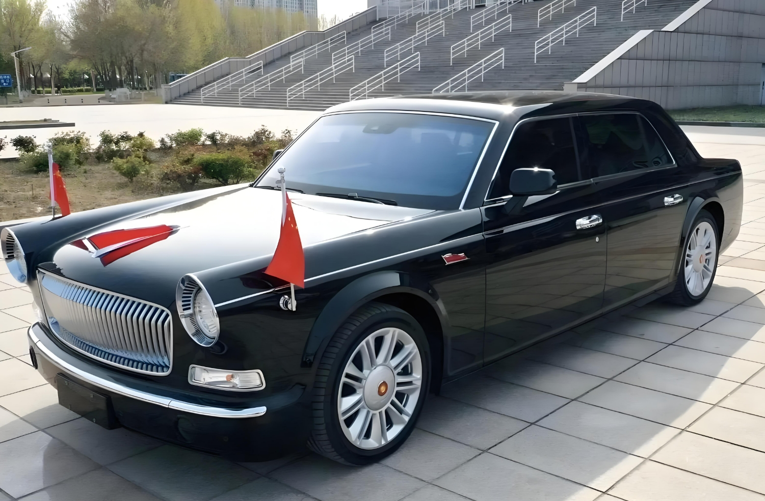 红旗车随便买？15万家用车无门槛，500万L5要政审+800万年收入