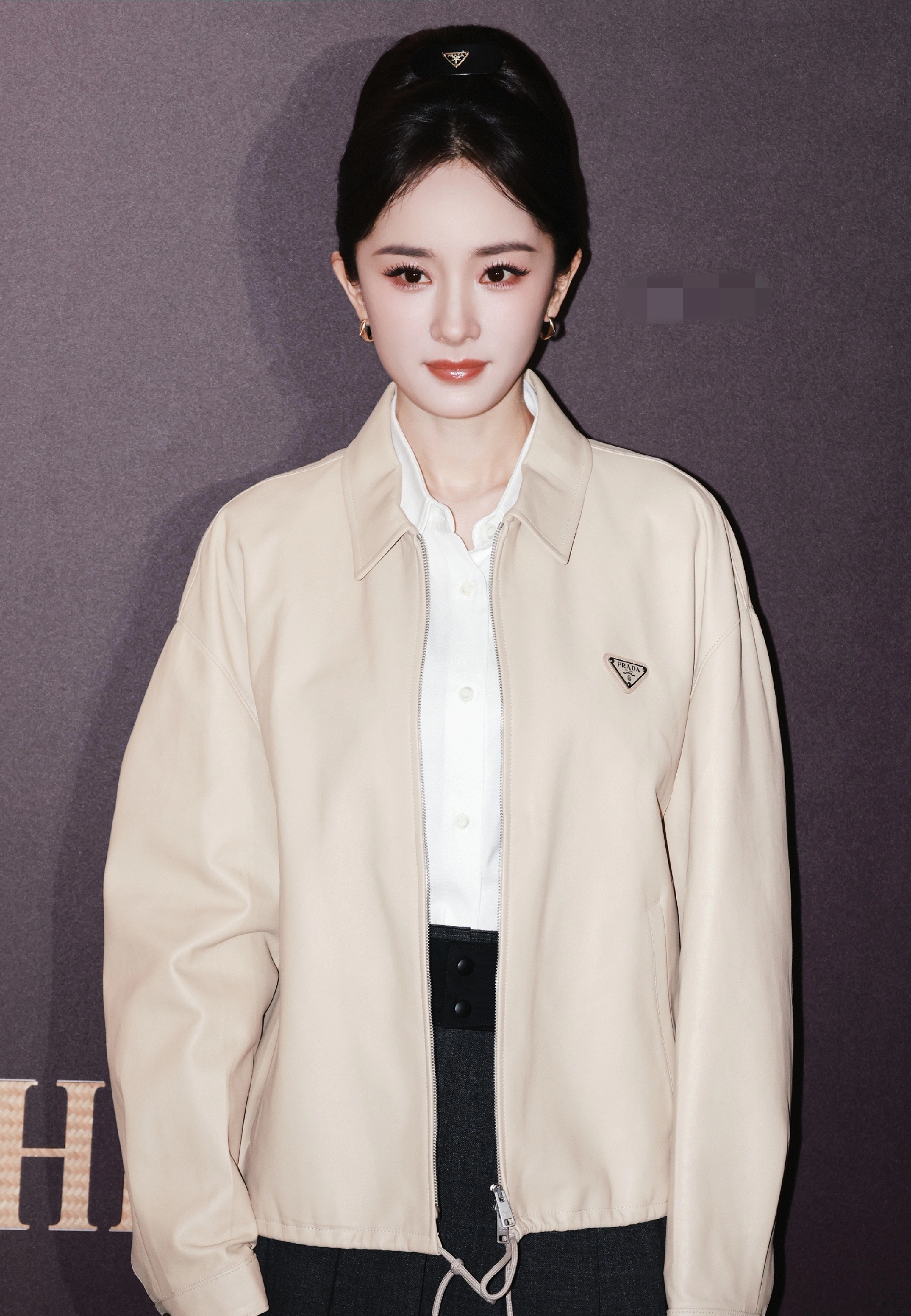 杨幂出席T风格论坛，身穿皮革夹克加百褶裙，走起高端庄重风