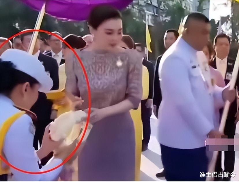 泰王新宠巴帕颂整容脸明显，抱着玛哈爱犬出宫，苏提达都斗不过她