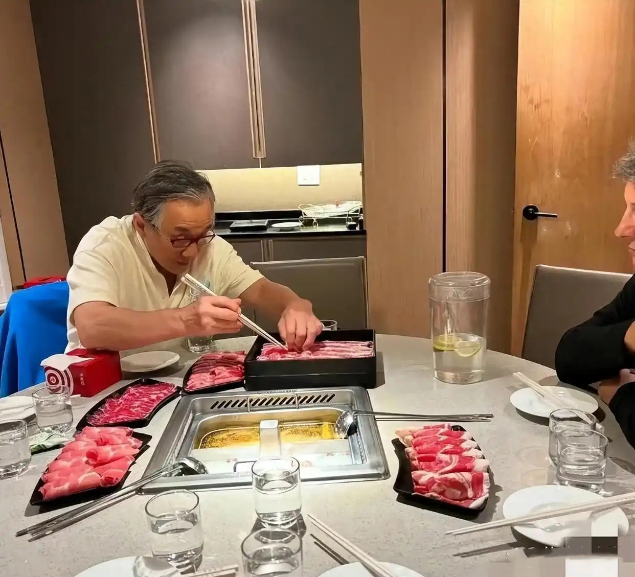 71岁成龙近照显老态 白发难掩“全球通行”影响力