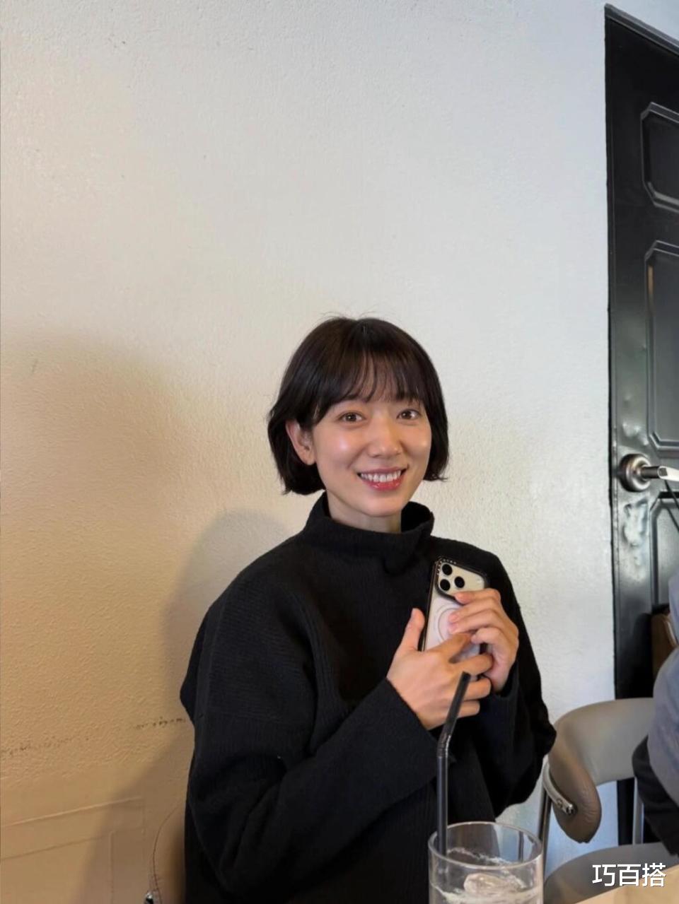 朴信惠当妈后状态越来越年轻，短发怼脸照美翻天，婚后生活太爽了