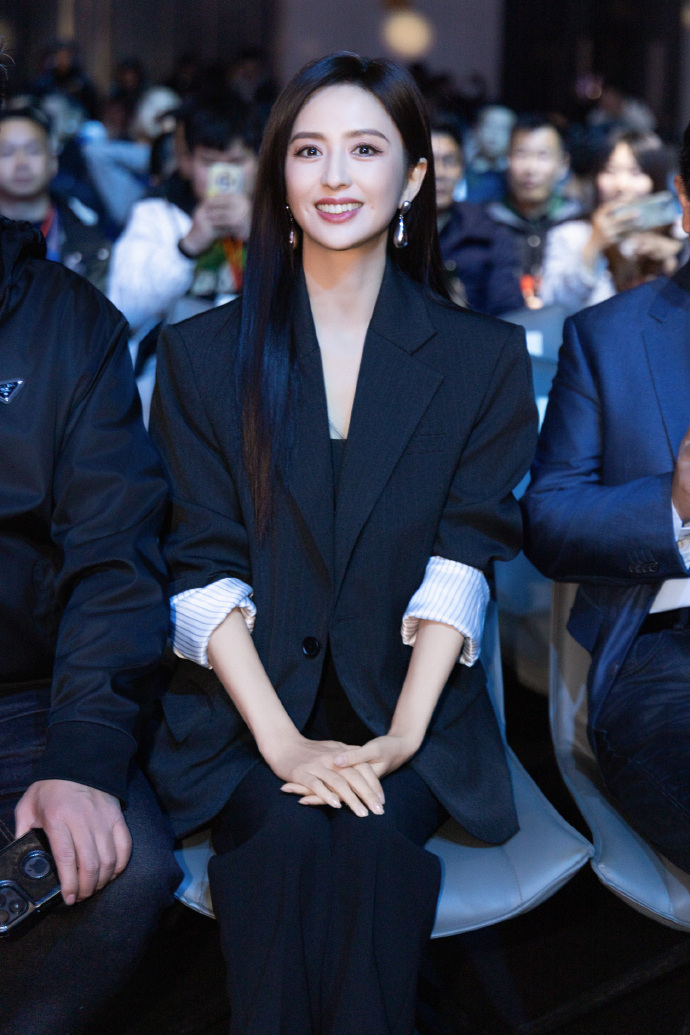 41岁佟丽娅新换了长直发年轻10岁,穿一身高级黑,美得像换了个人