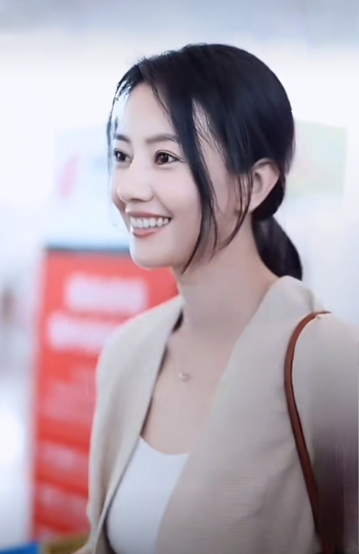 高圆圆现身机场，浅西装配白色长裙，低马尾温婉气质颜值能打