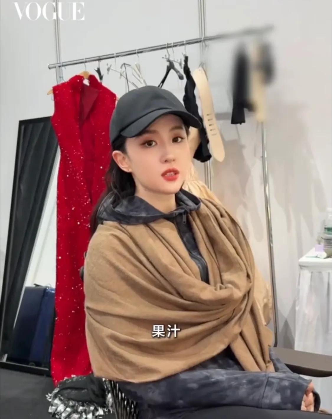 刘亦菲爱吃肉,杨幂穿睡衣上班,迪丽热巴又捂上了,宋佳私服帅气