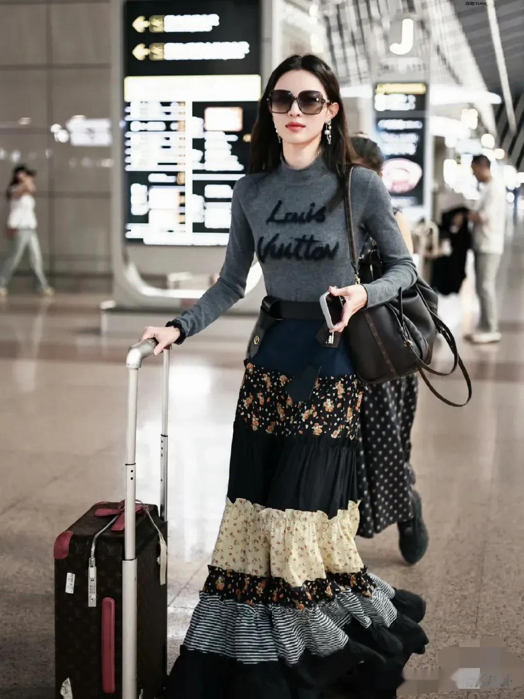 上海机场偶遇当红顶流女明星，五官真的非常的立体，眼睛好大好美