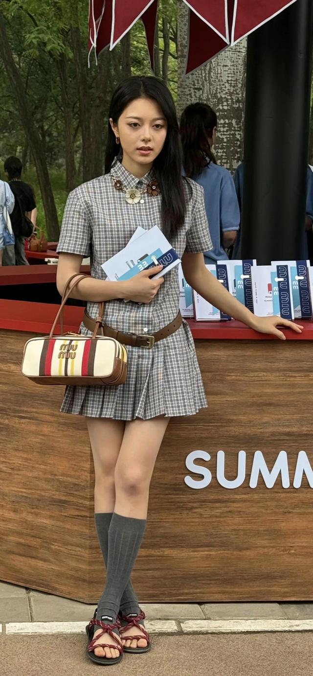 赵今麦格子短裙花项链