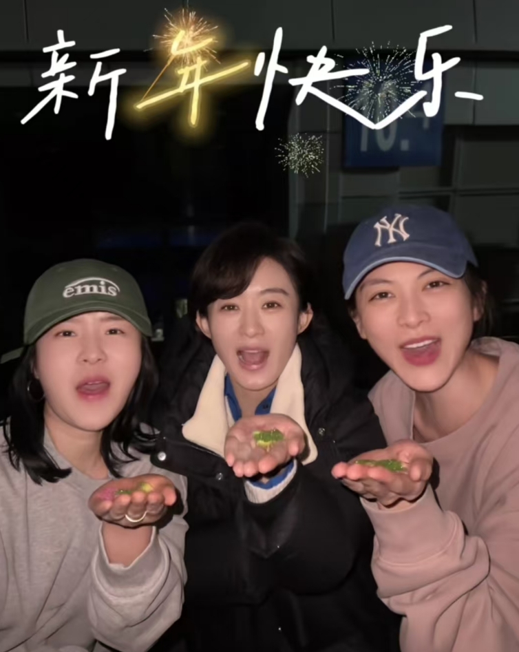 赵丽颖跳舞庆《与凤行》开播一周年,舞姿酷飒好帅气,短发美翻了